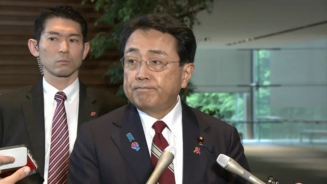 5月15日，赤泽亮在首相官邸接受媒体采访。