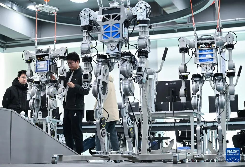 在武汉格蓝若智能技术股份有限公司，研发团队成员调试人形机器人。新华社记者 杜子璇 摄