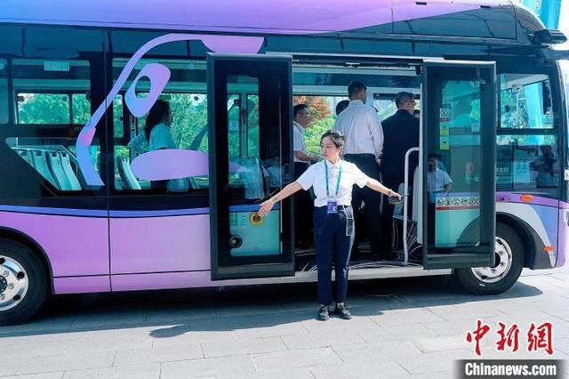 图为在成都正式亮相的首批L4级6米自动驾驶公交车。成都公交供图