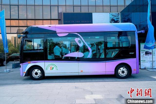 图为在成都正式亮相的首批L4级6米自动驾驶公交车。成都公交供图