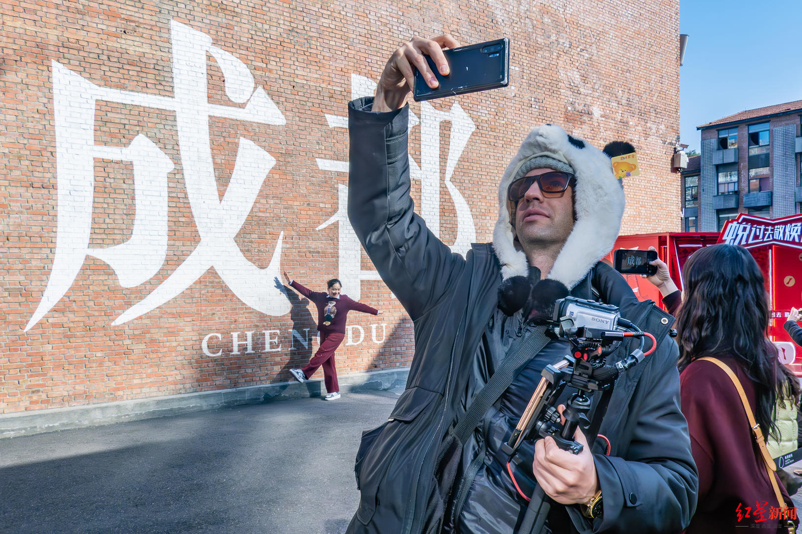 ▲游客在东郊记忆游玩