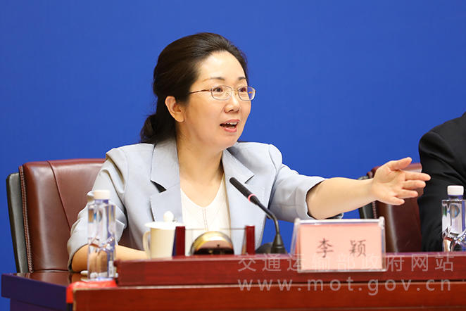 ▲交通运输部新闻发言人、政策研究室副主任李颖（闫隆頔 摄）