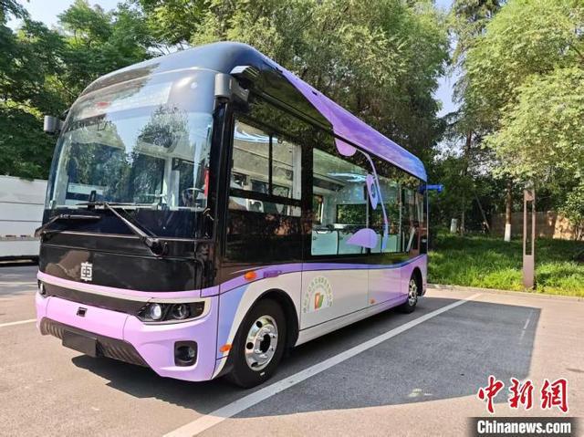 图为在成都正式亮相的首批L4级6米自动驾驶公交车。成都公交供图