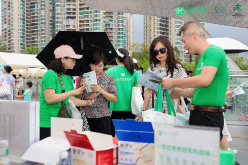 图| 参展群众积极体验瘦吧产品服务