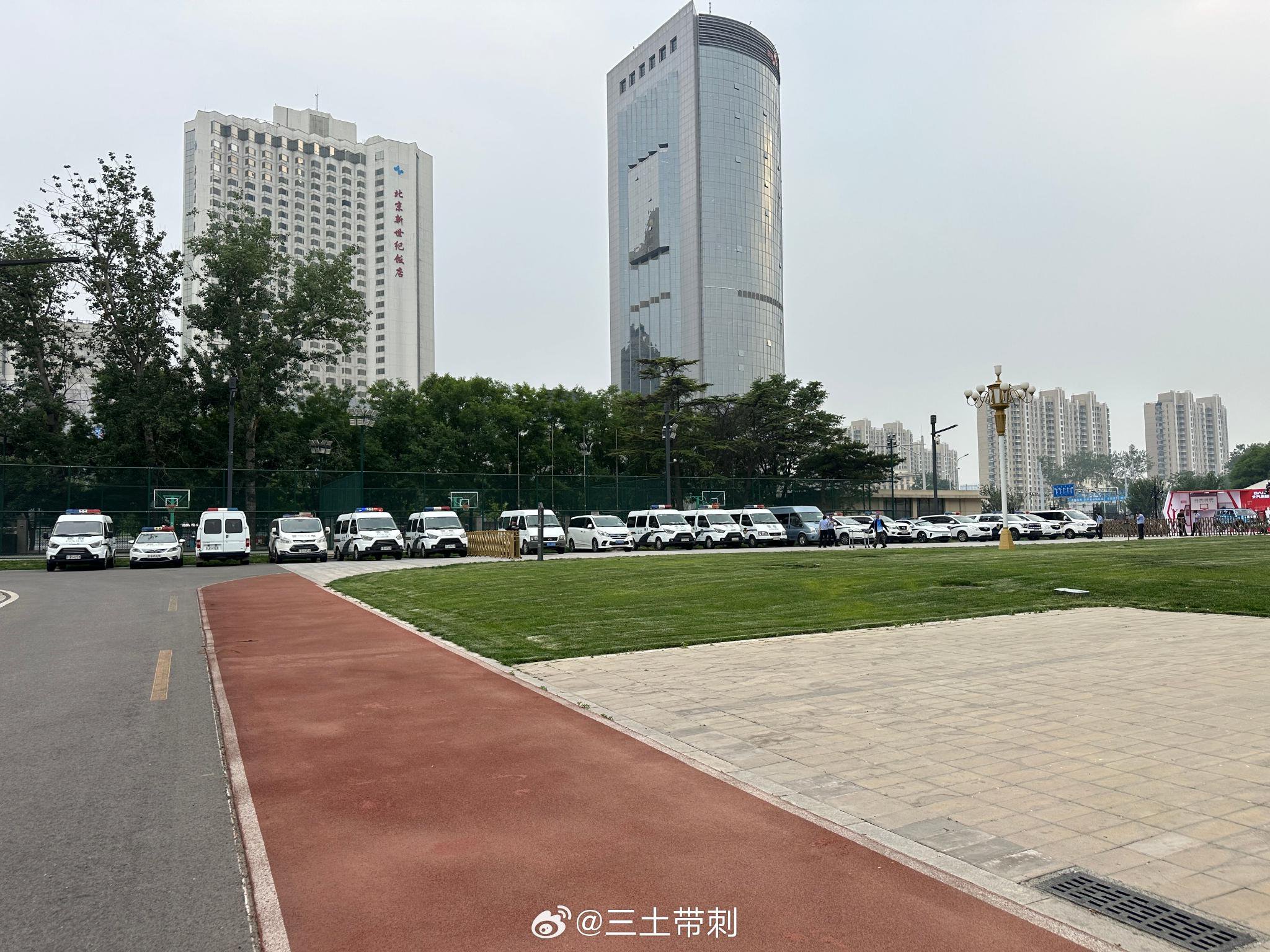 防止闹事????媒体人晒图：大量警车停在北京男篮主场停车场