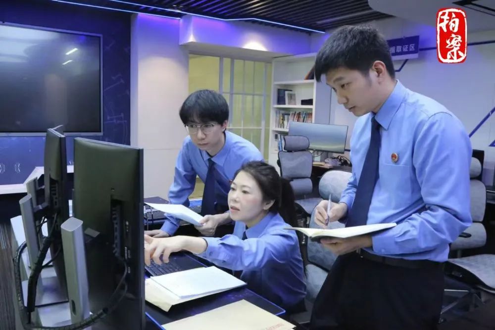 2024年6月26日，承办检察官与技术部门人员对涉案电子证据材料进行审查分析。（上城区人民检察院供图）