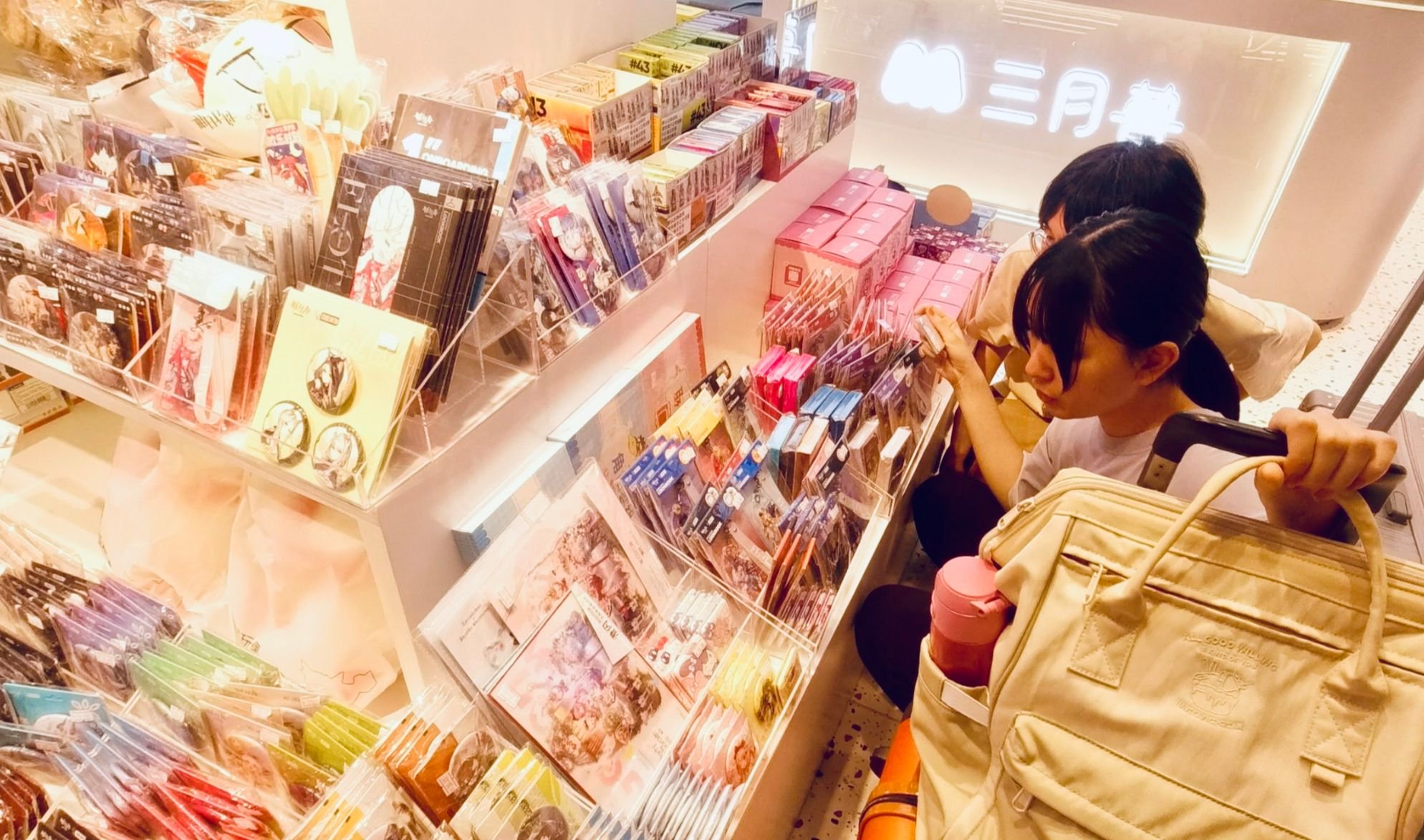 消费者正在挑选谷子。时代财经/摄