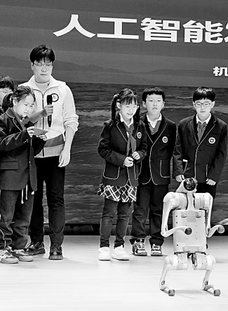     辽宁省沈阳市皇姑区宁山路小学未来校区在小学阶段全面引入“AI通识课”。赵敬东摄/光明图片