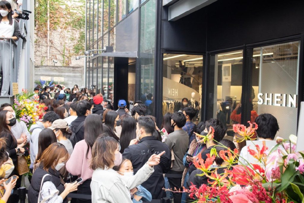 2022年Shein在东京开业，开店前门口就大排长龙。