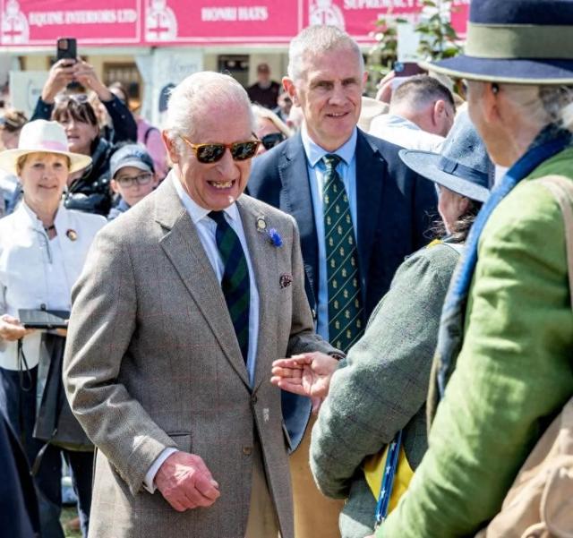 查尔斯三世（左） 资料图 图源：外媒报道配图