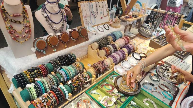    *市集上销售饰品的摊位（惊蛰研究所摄）