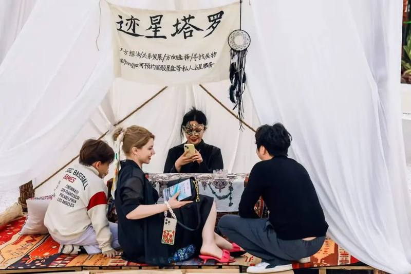 *市集上的特色摊位（李紫阳供图）