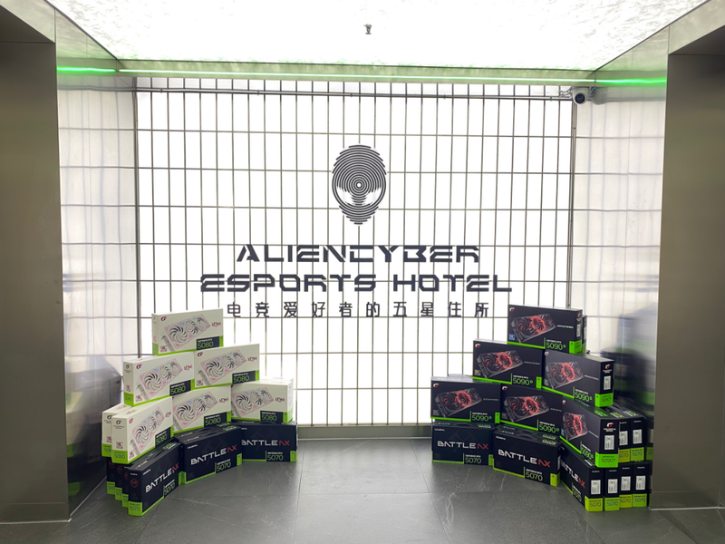 赛博外星人将50系和门店标识摆在了一起  图源：由门店提供