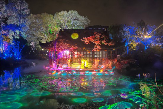 《丹青·画 石头投影》展项（上图）和《烟雨梦话》展项（下图）分别采用了科视DWU23-HS和DWU1400-GS投影机