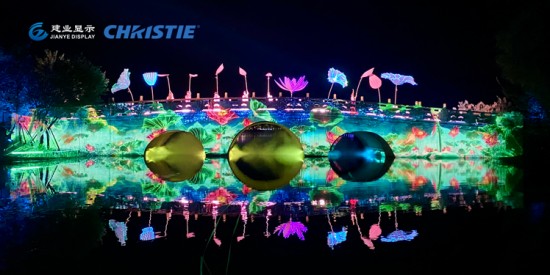 石桥上的迷人投影（上图）与如满月般的漂浮球体（下图）构成这场夜间盛景的亮点，自首演以来已吸引数万游客前来观赏