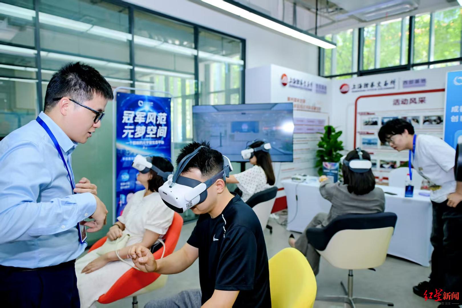 参会人员正在体验科技产品