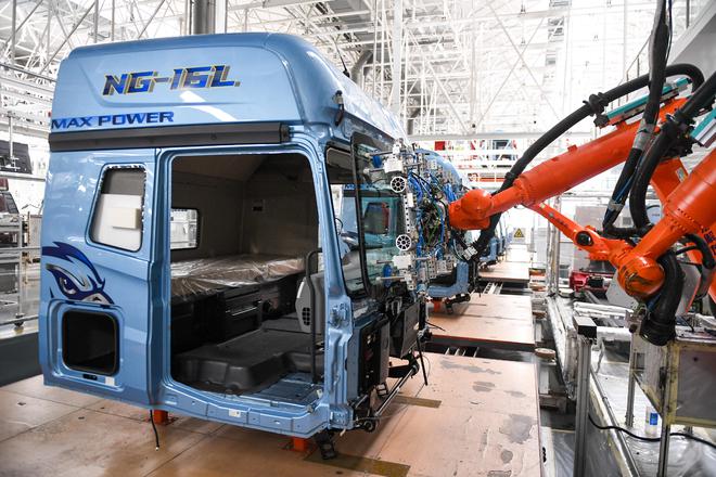 　　机器人在位于吉林省长春市的一汽解放J7整车智能工厂装配车辆。新华社记者 张楠 摄