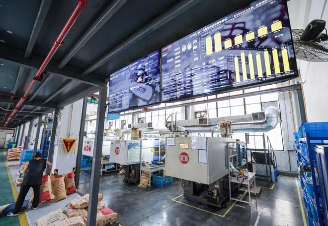 　　在金华市金东区曹宅镇的浙江托马斯工具制造有限公司数字化注塑车间内，自动化机床在生产园林机械配件。新华社记者 徐昱 摄