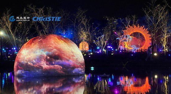 石桥上的迷人投影（上图）与如满月般的漂浮球体（下图）构成这场夜间盛景的亮点，自首演以来已吸引数万游客前来观赏