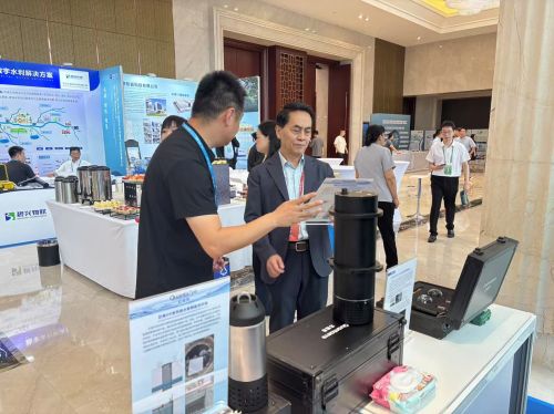 任南琪院士参观芯视界科技展区