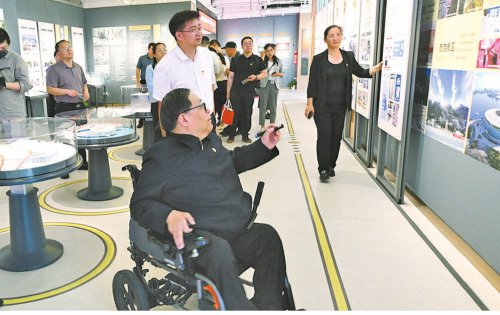 5月19日,最高检公益诉讼检察厅党员参观国家无障碍环境展示馆。 李映摄