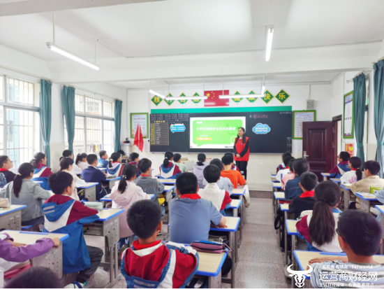 （志愿者走进校园为学生们带来了一堂堂生动有趣的反诈课）