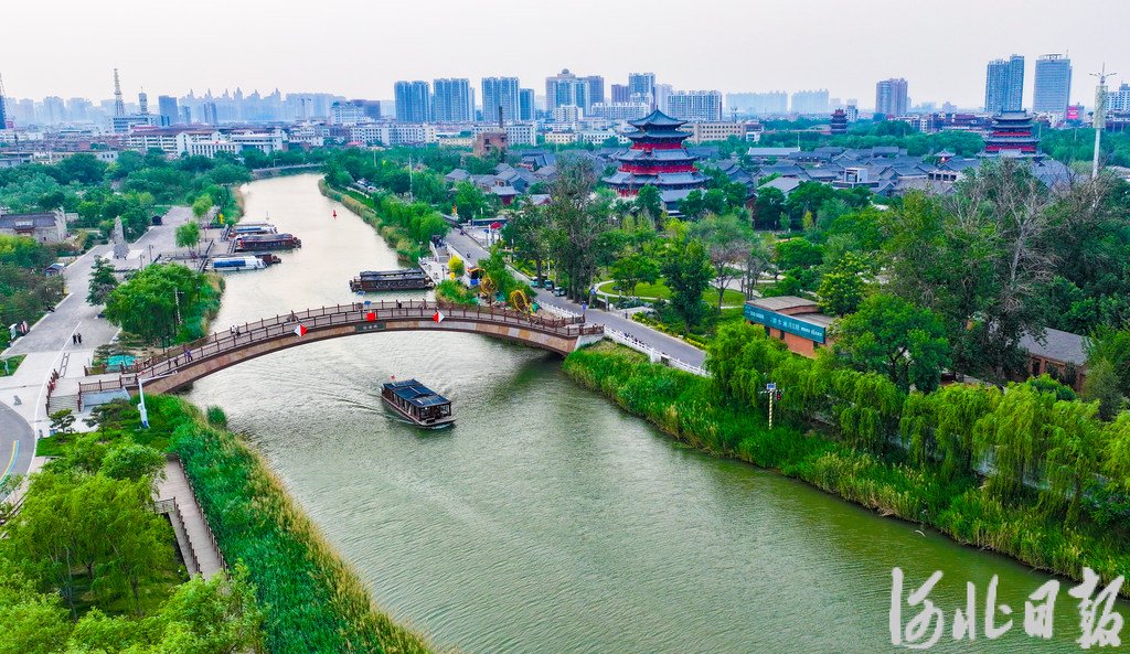 5月21日，游船正在京杭大运河沧州段行驶。