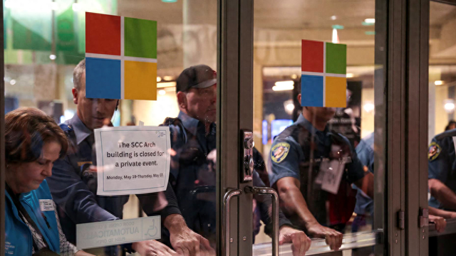 5月19日保安阻止支持巴勒斯坦的抗议者进入微软开发者大会现场 图源：法新社