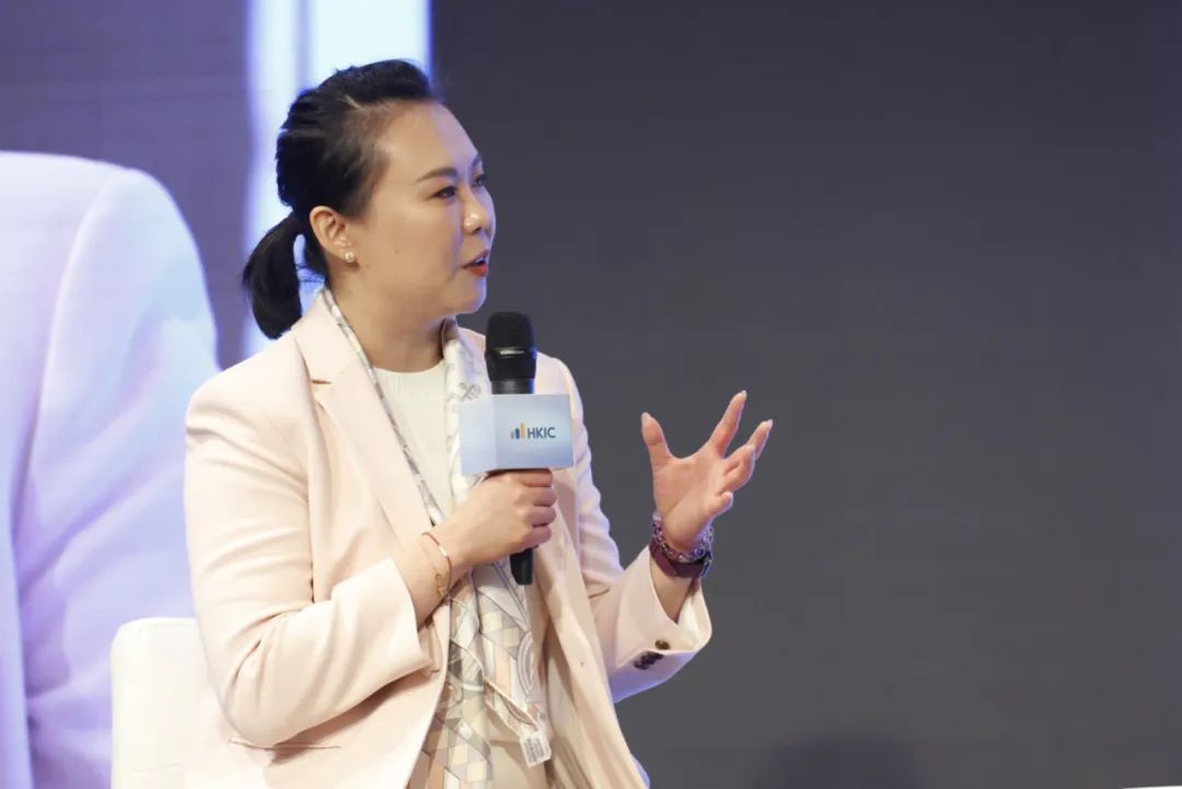 图片说明：蓝驰创投合伙人刘吉主持圆桌论坛。