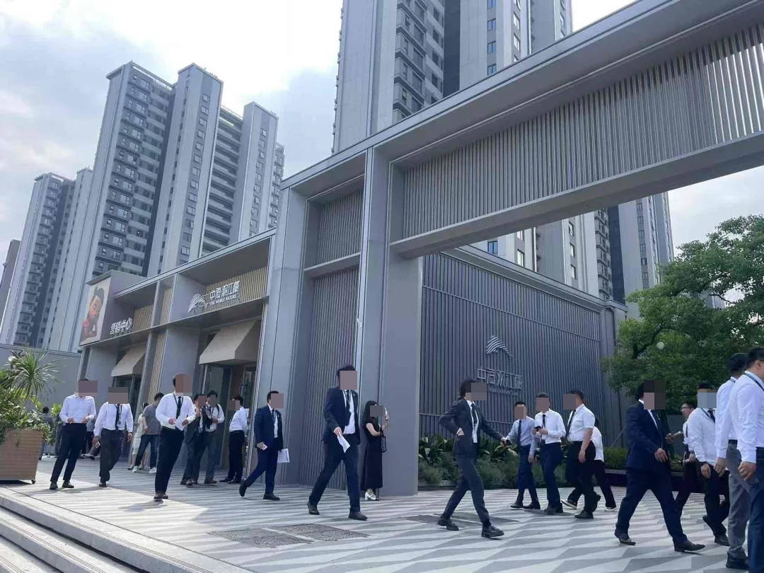 “感觉青春喂了狗,亏了150万!” 中海南京三楼盘六折抛售,老业主堵门防中介看房|业主_新浪财经_新浪网