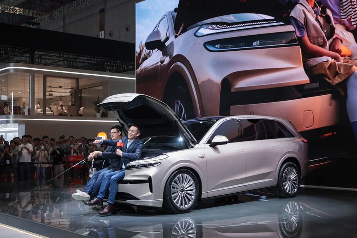 ▲ 乐道 L90 前备箱可以坐下 2 个人