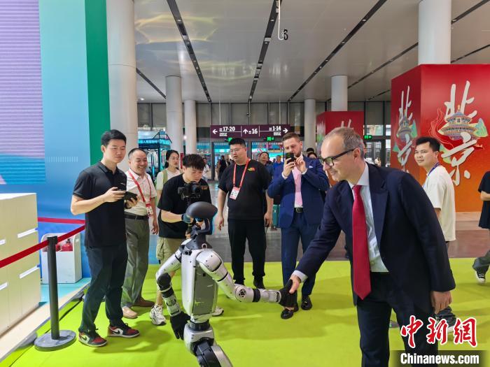 5月22日，广东深圳，第二十一届中国(深圳)国际文化产业博览交易会上展示多款机器人产品。张璐 摄