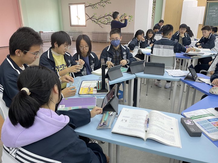 　　西北师范大学附属中学学生利用智慧平板电脑开展原电池实验演示。（受访者提供）