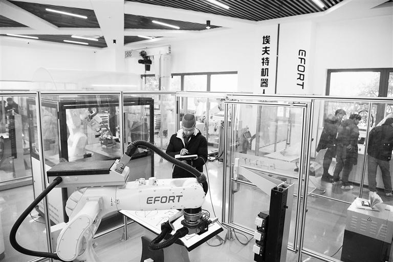 近日，在位于安徽省芜湖市的埃夫特智能装备股份有限公司内，技术人员在工业机器人实训平台进行操作。本组图片均由新华社发