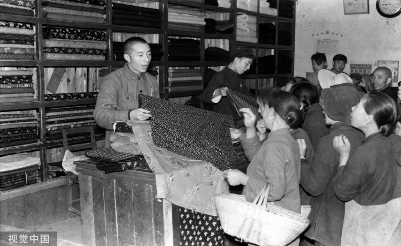 1958年，南京，穿衣要布票，农民在六合县供销社凭布票买布。晓庄/摄