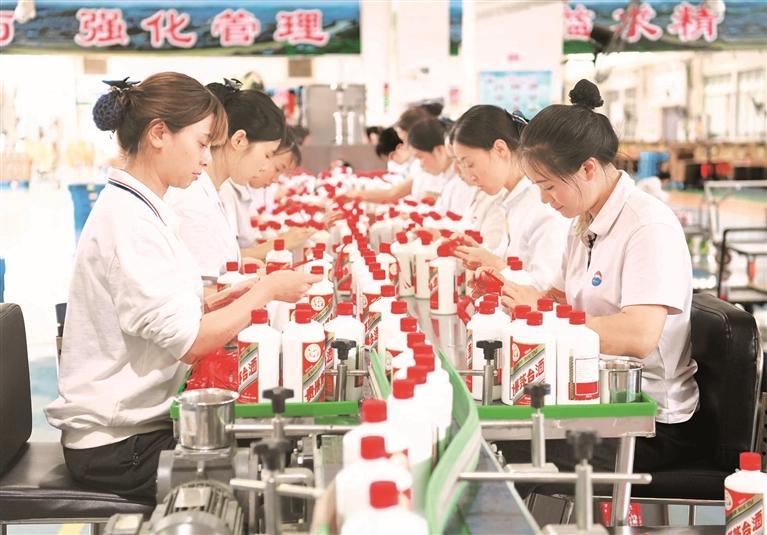 茅台集团包装车间栓丝带工序.贵州日报天眼新闻记者 张凯 摄
