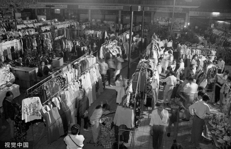 1994年，海口，大英山汽车总站广场上的服装夜市（明珠广场前身）。黄一鸣/摄