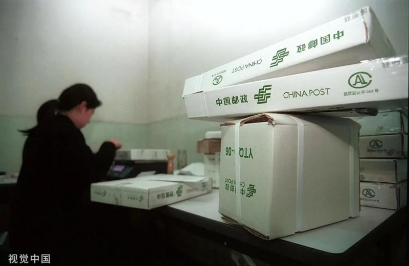2000年12月15日，北京，探访卓越网，邮政也加入电子商务的配送业务。柴继军/摄
