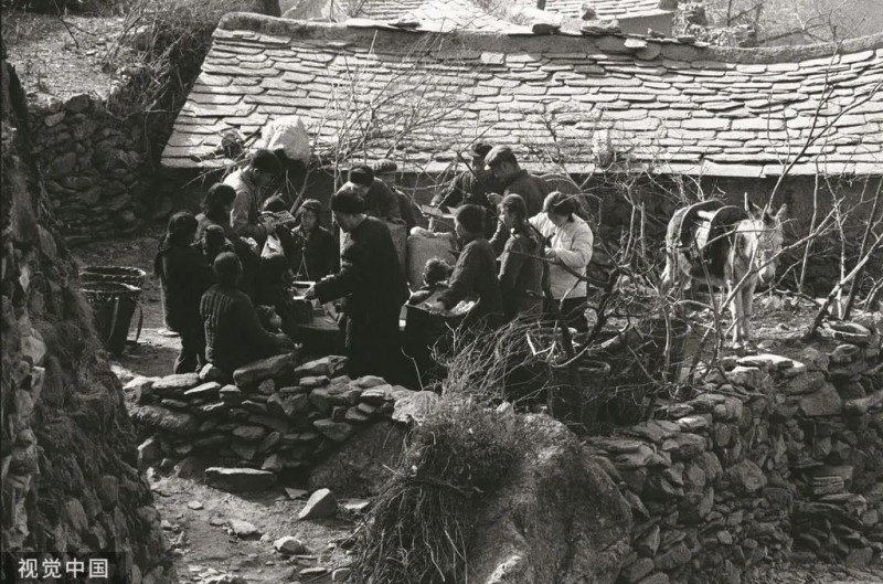 1965年，北京，周口店地区，供销社的职工们常年坚持背篓上山，为散居在山里的50多个自然村的村民服务。翁乃强/摄