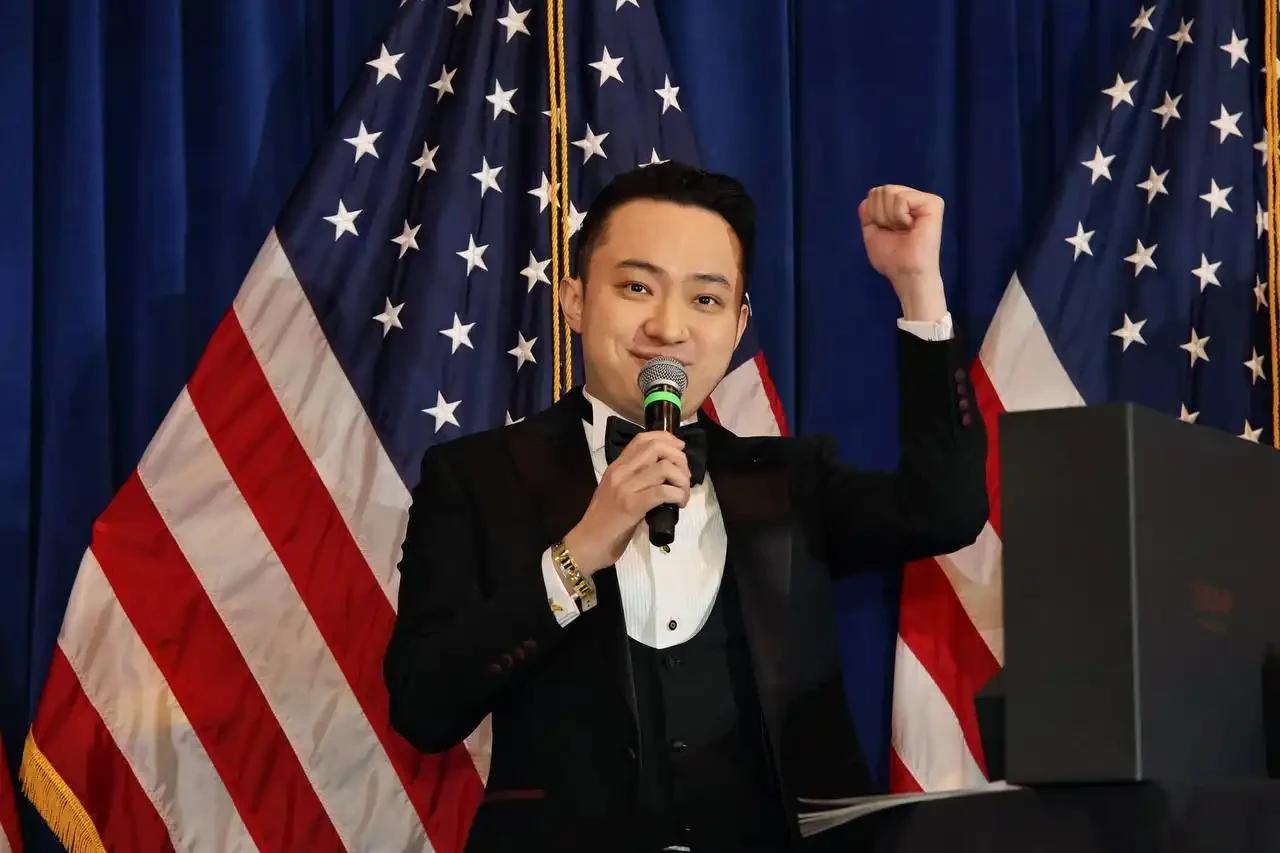 孙宇晨在晚宴现场发表演讲，图源来自 X