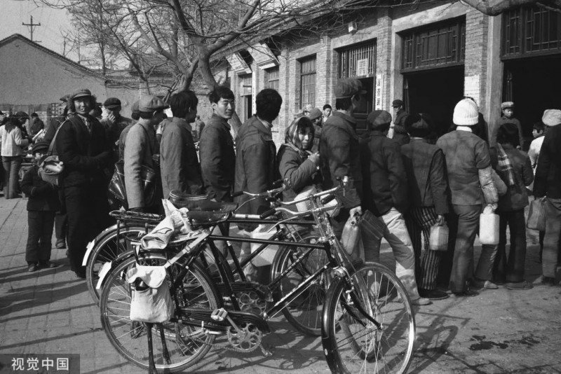 1986年，陕西，凤翔县群众排长队买醋。胡武功/摄