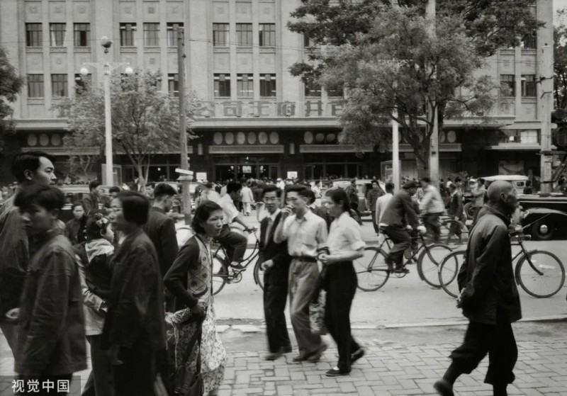 1956年，北京，人们在王府井逛街购物。Tom Hutchins/摄