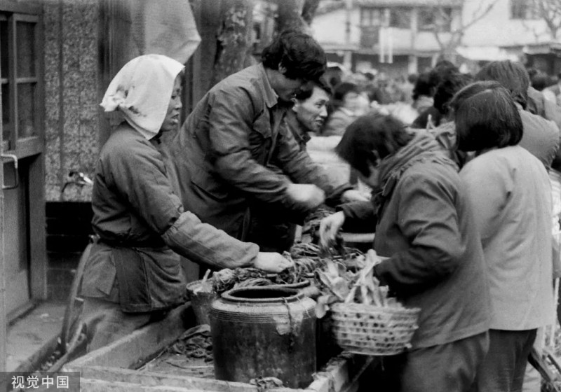 1987年3月18日，江苏常熟，王庄镇农村集市。谢伟明/摄