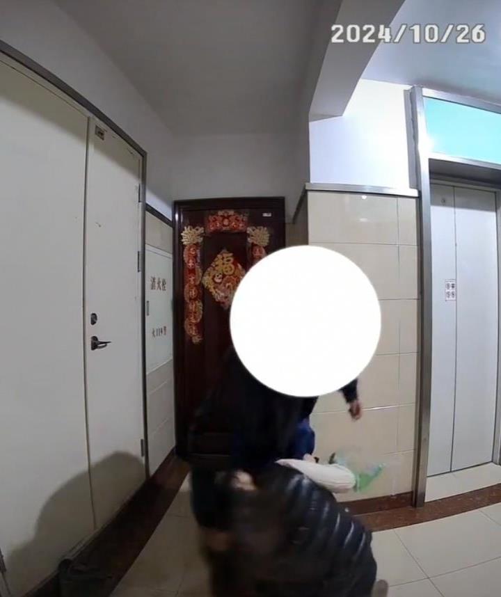 女子曝光遭男子殴打脚踩监控视频,妇联:施暴者已被拘留