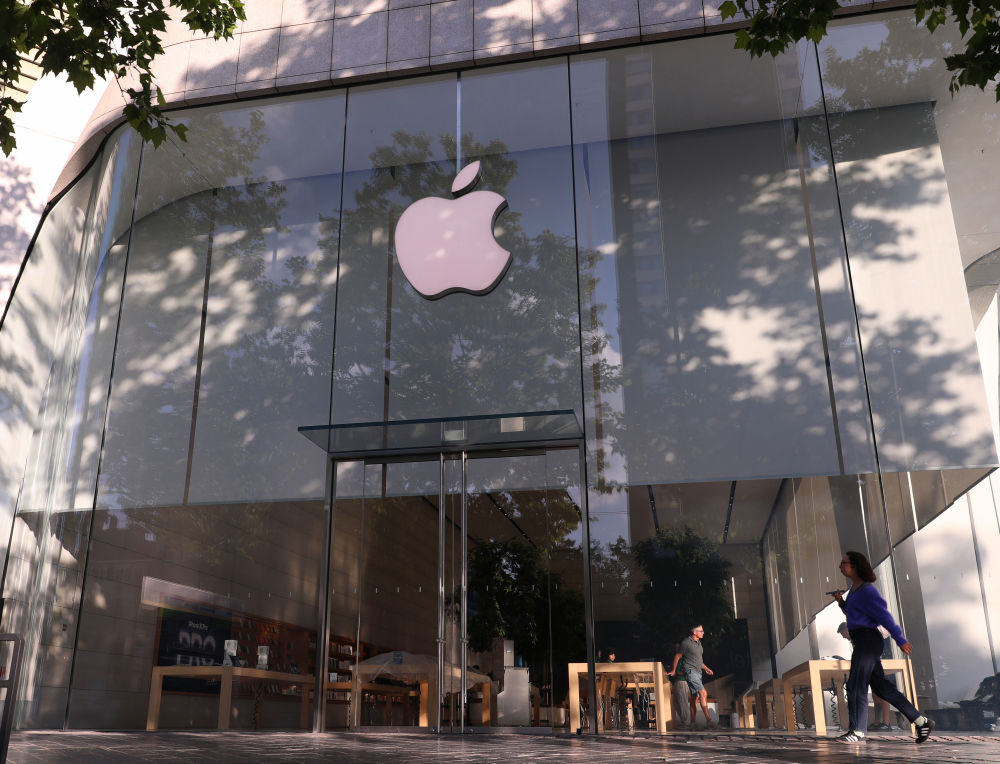 这是5月23日在比利时布鲁塞尔拍摄的一家苹果门店。新华社记者赵丁喆摄