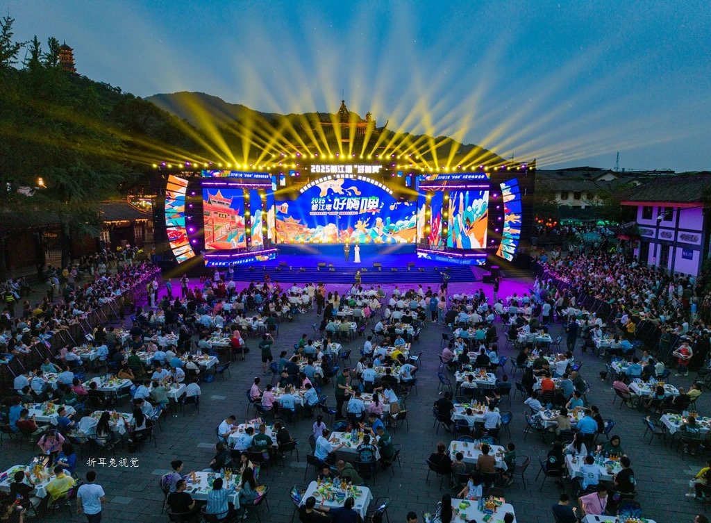 5月23日晚,都江堰市南桥广场,一场"啤酒瀑布"光影秀点燃夏日激情