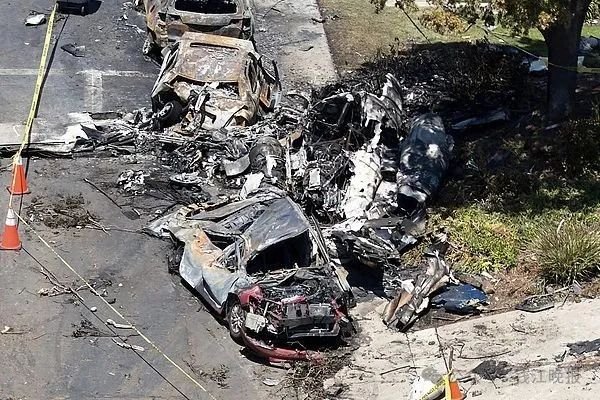 飞机在美国的一个居民区坠毁，杀死了船上的六