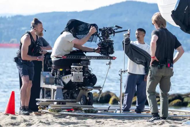 Google Pixel 10拍摄网站展览，手机的外观继续上一