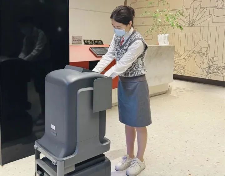 在如家商旅酒店工作的多功能机器人  受访者 供图