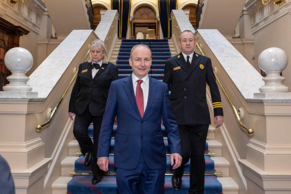 1月23日，在爱尔兰都柏林，米歇尔·马丁（前）离开议会。新华社发（爱尔兰议会供图）